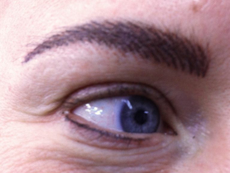 ett mörkt ögonbryn efter ögonbrynstatuering